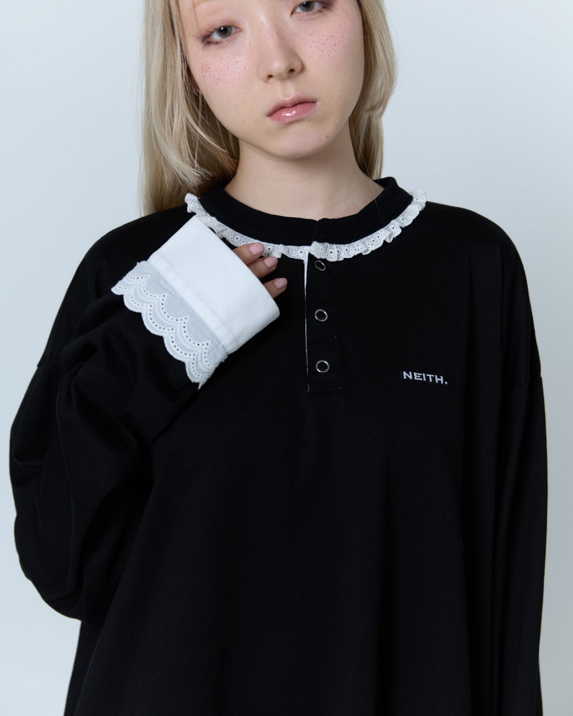【Last1】Henley Neck Lace Top (Black)